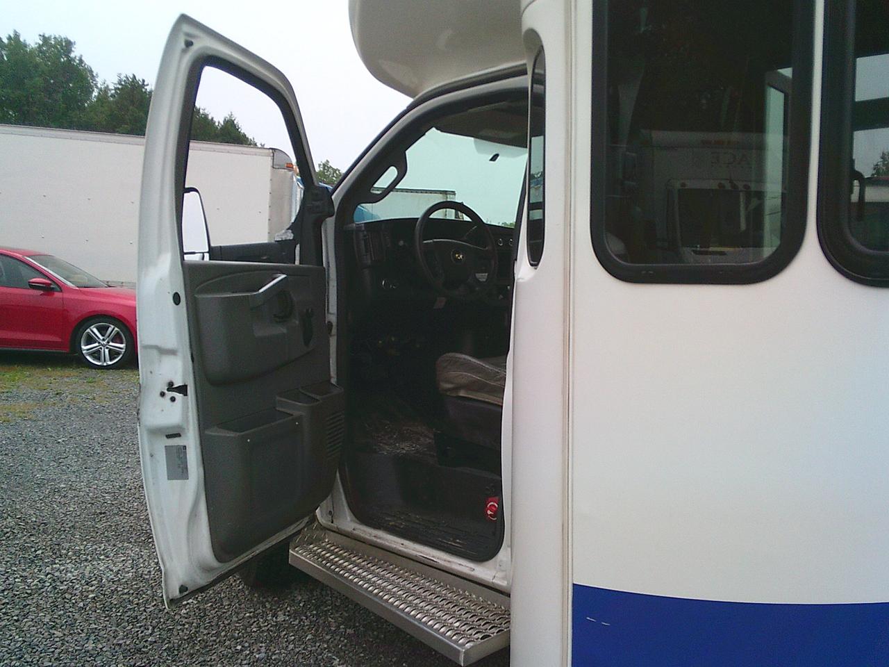2017 Chevrolet Express Commercial Cutaway G4500 Photo