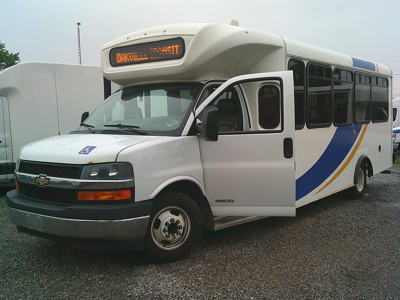2017 Chevrolet Express Commercial Cutaway G4500 Photo3