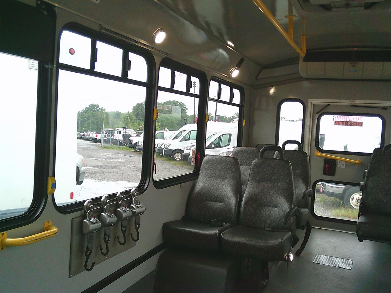 2017 Chevrolet Express Commercial Cutaway G4500 Photo