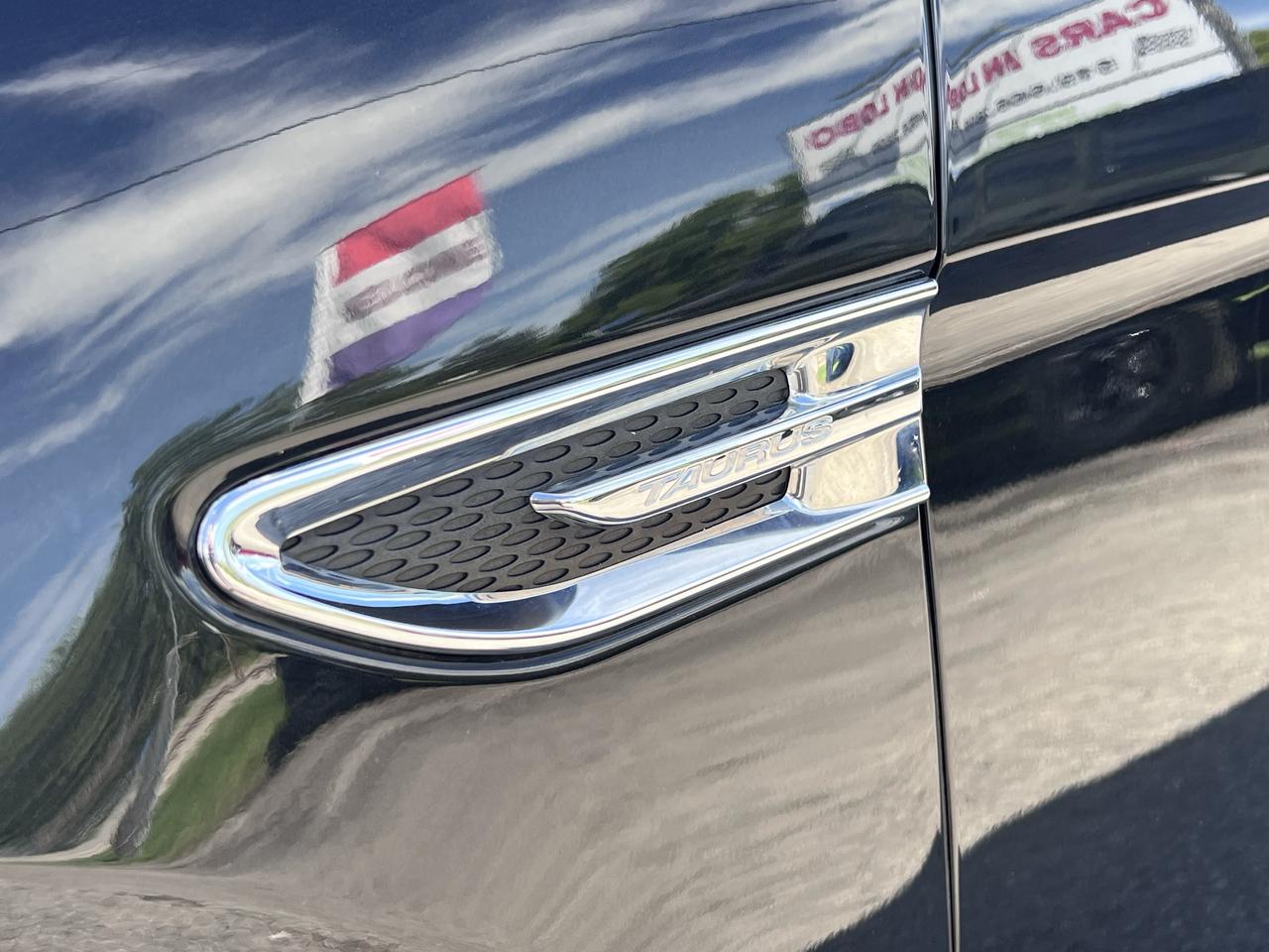2015 Ford Taurus 4dr Sdn SEL AWD Photo