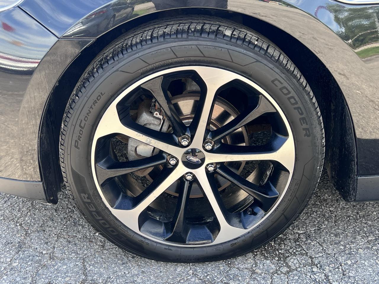 2015 Ford Taurus 4dr Sdn SEL AWD Photo