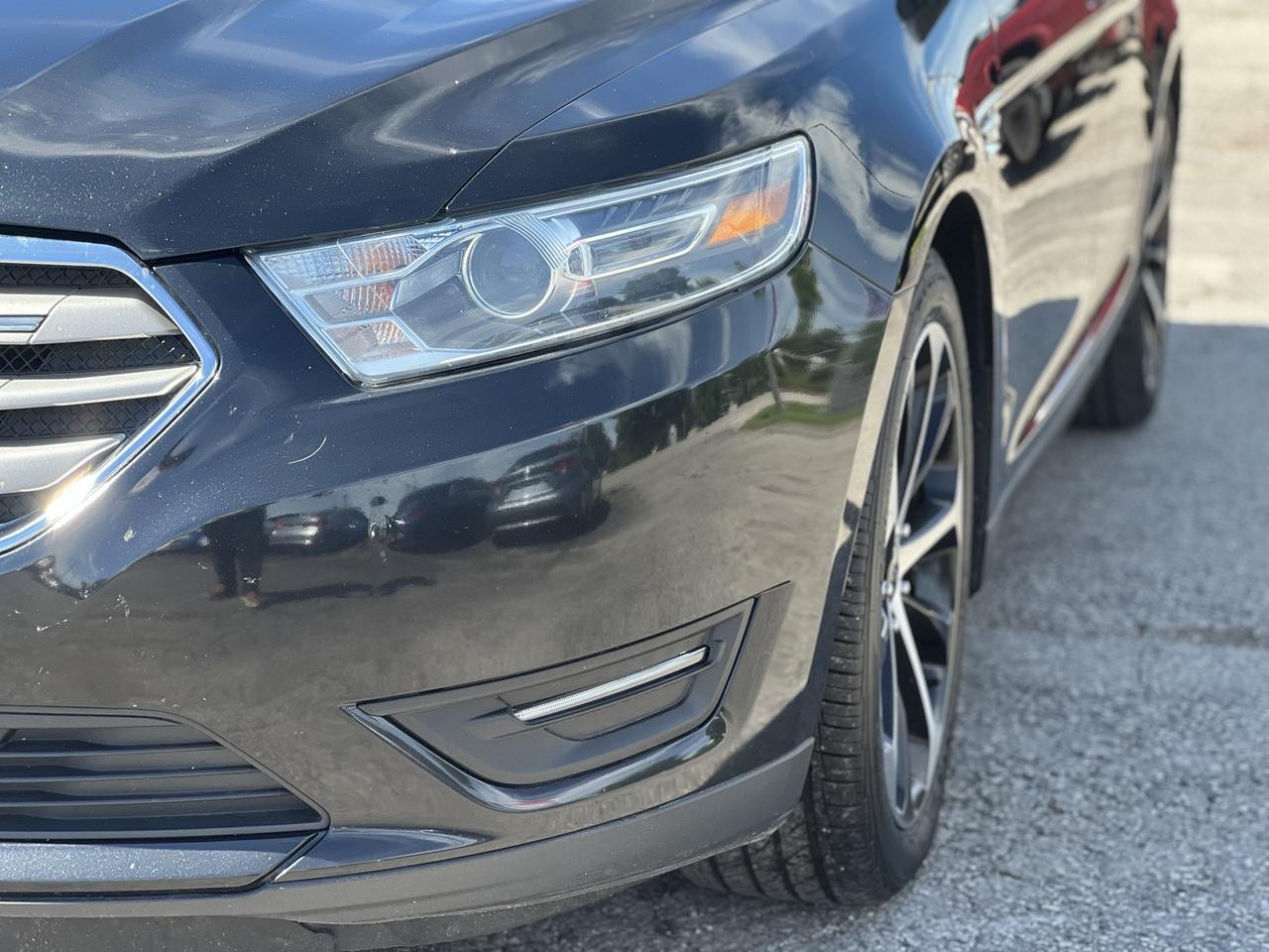 2015 Ford Taurus 4dr Sdn SEL AWD Photo