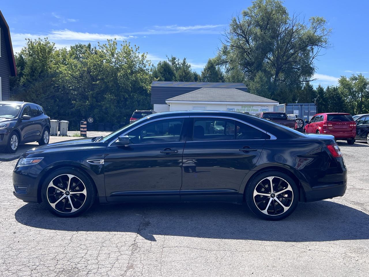 2015 Ford Taurus 4dr Sdn SEL AWD Photo