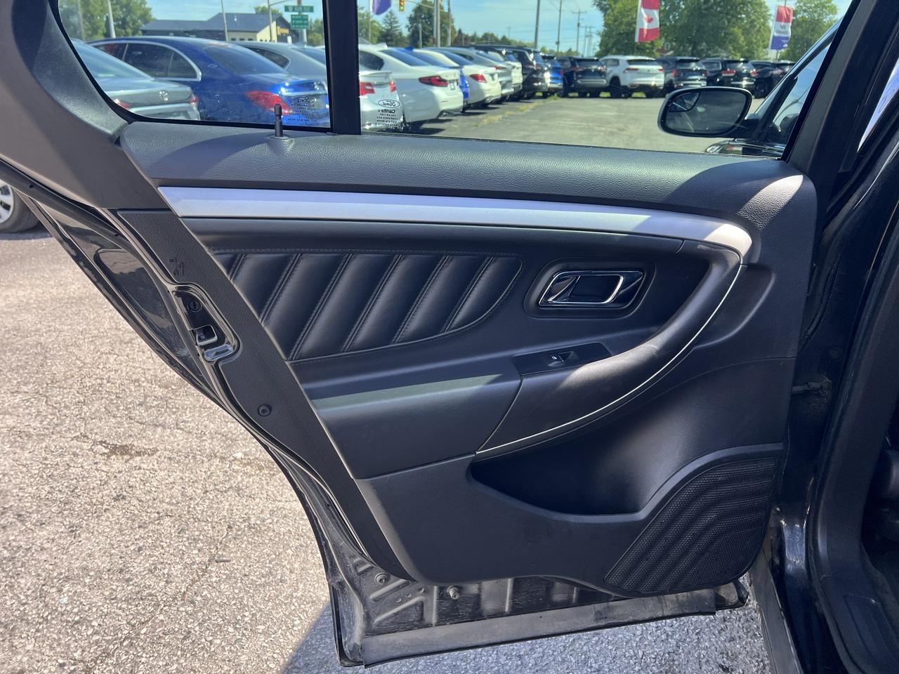 2015 Ford Taurus 4dr Sdn SEL AWD Photo