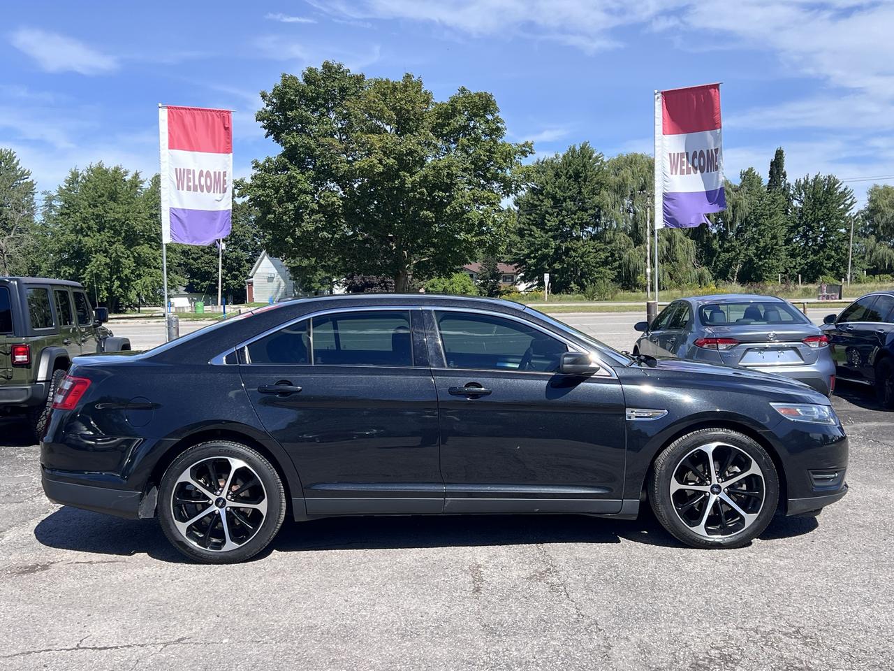 2015 Ford Taurus 4dr Sdn SEL AWD Photo1