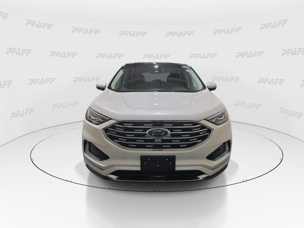 2019 Ford Edge Titanium Photo2