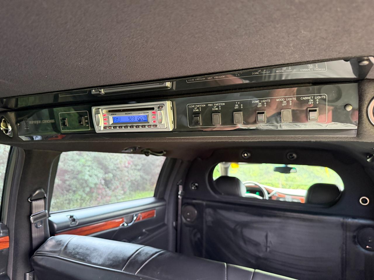 2002 Cadillac DeVille 4dr Krystal Kouch Limousine Photo