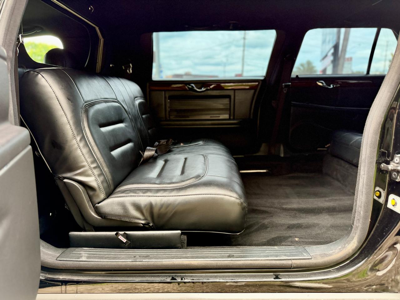2002 Cadillac DeVille 4dr Krystal Kouch Limousine Photo