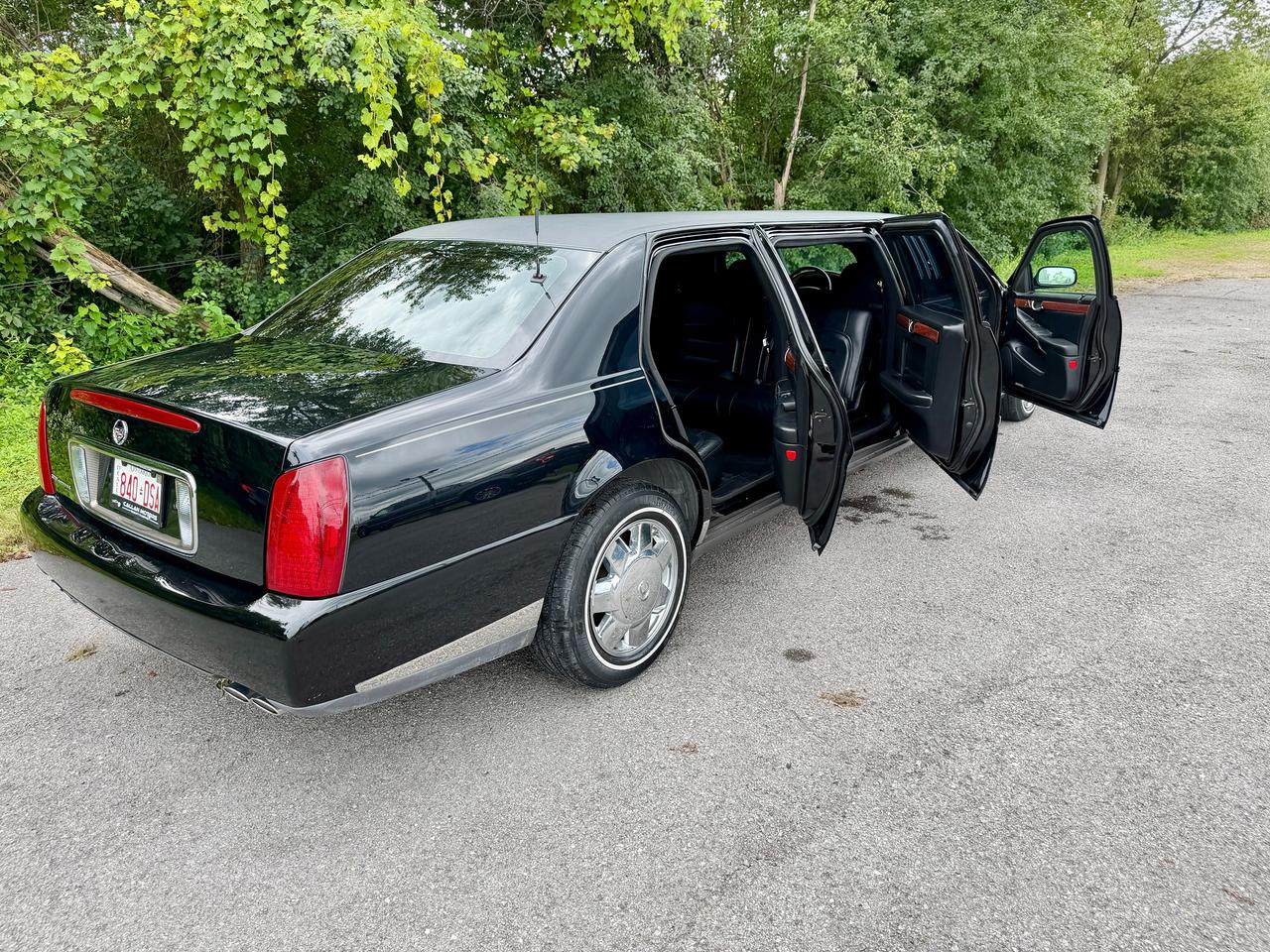 2002 Cadillac DeVille 4dr Krystal Kouch Limousine Photo
