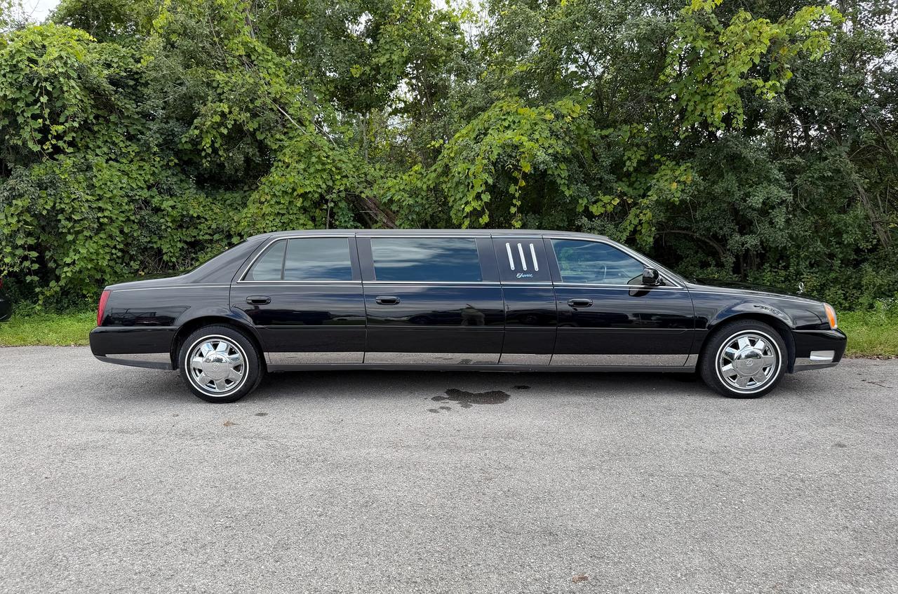 2002 Cadillac DeVille 4dr Krystal Kouch Limousine Photo