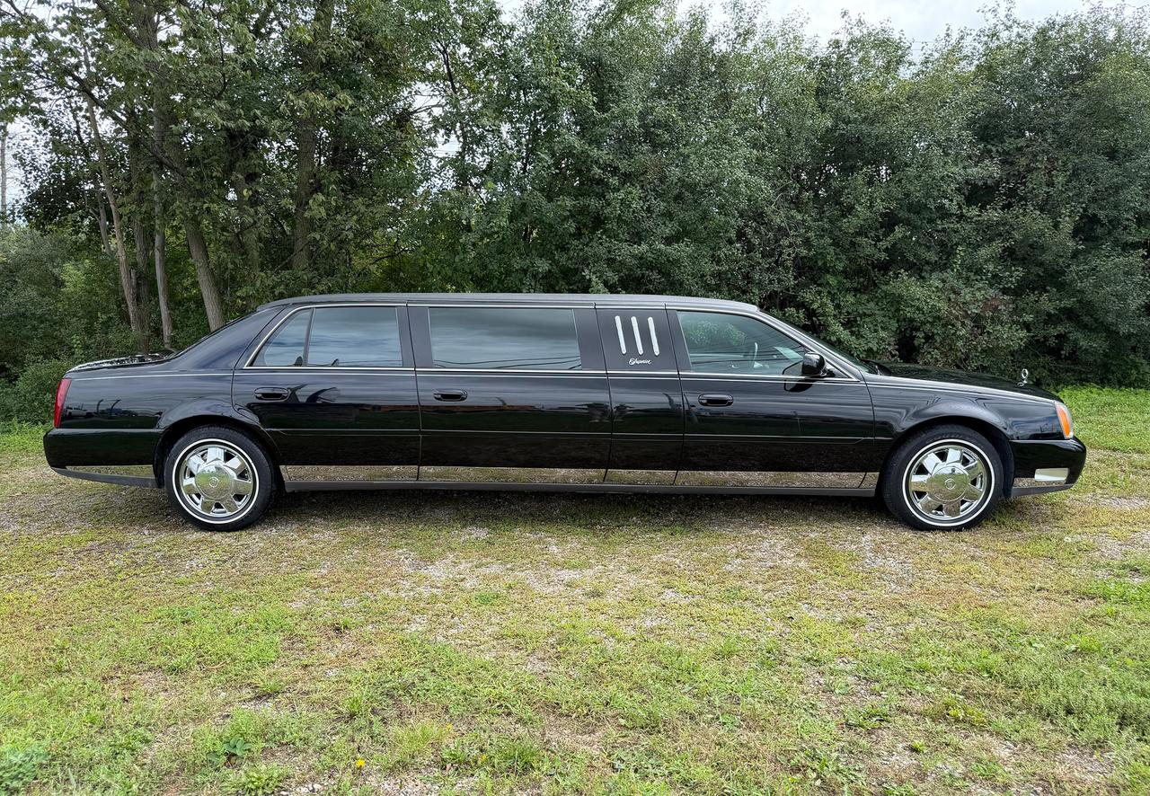 2002 Cadillac DeVille 4dr Krystal Kouch Limousine Photo2