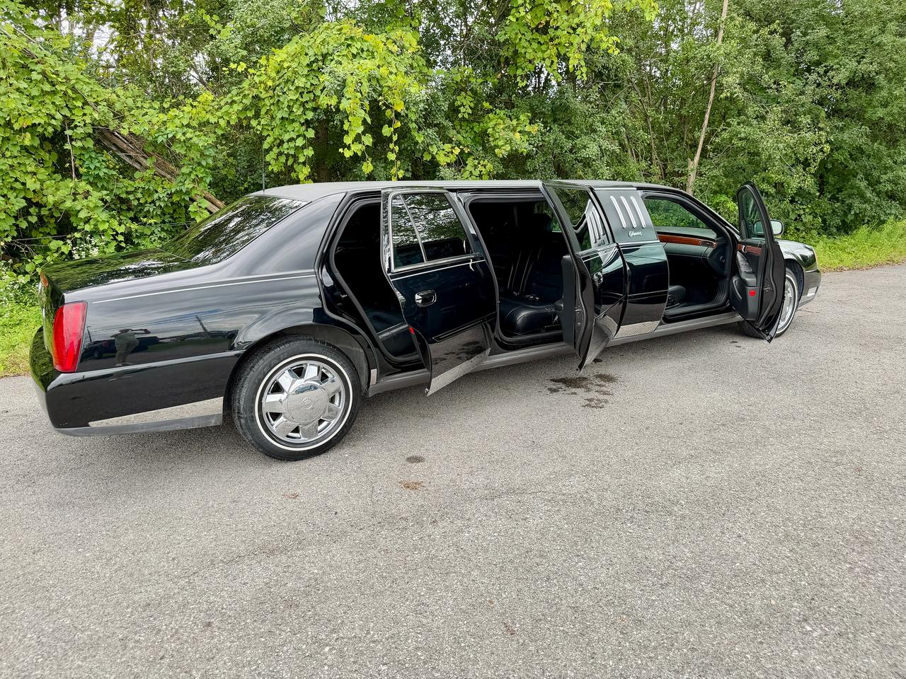 2002 Cadillac DeVille 4dr Krystal Kouch Limousine Photo
