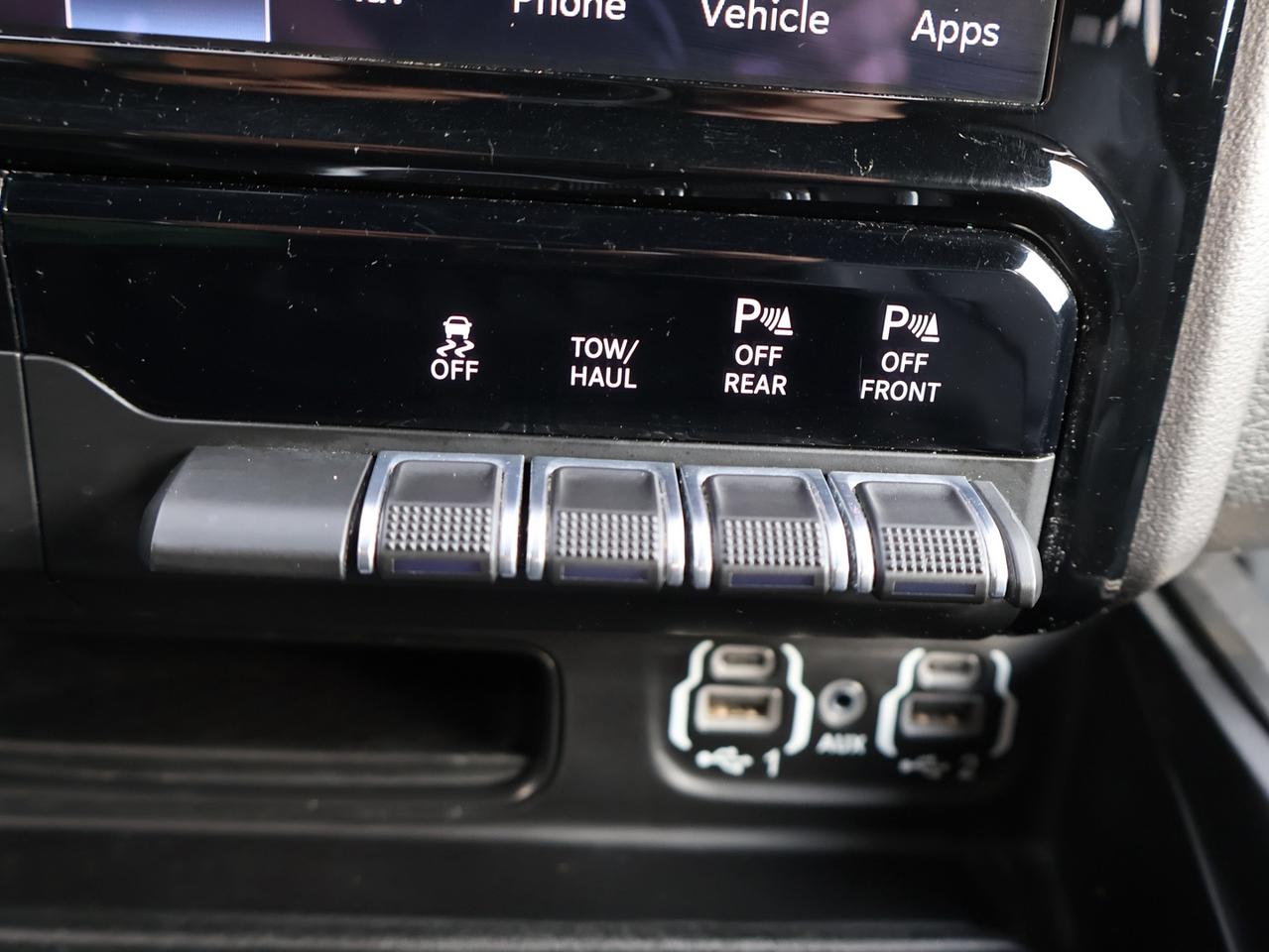 2022 RAM 1500 HEMI SPORT 4WD CREW *SERVICE RECORDS* NAV 360 CAMERA COOL/HEAT LEATHER SENSORS Photo