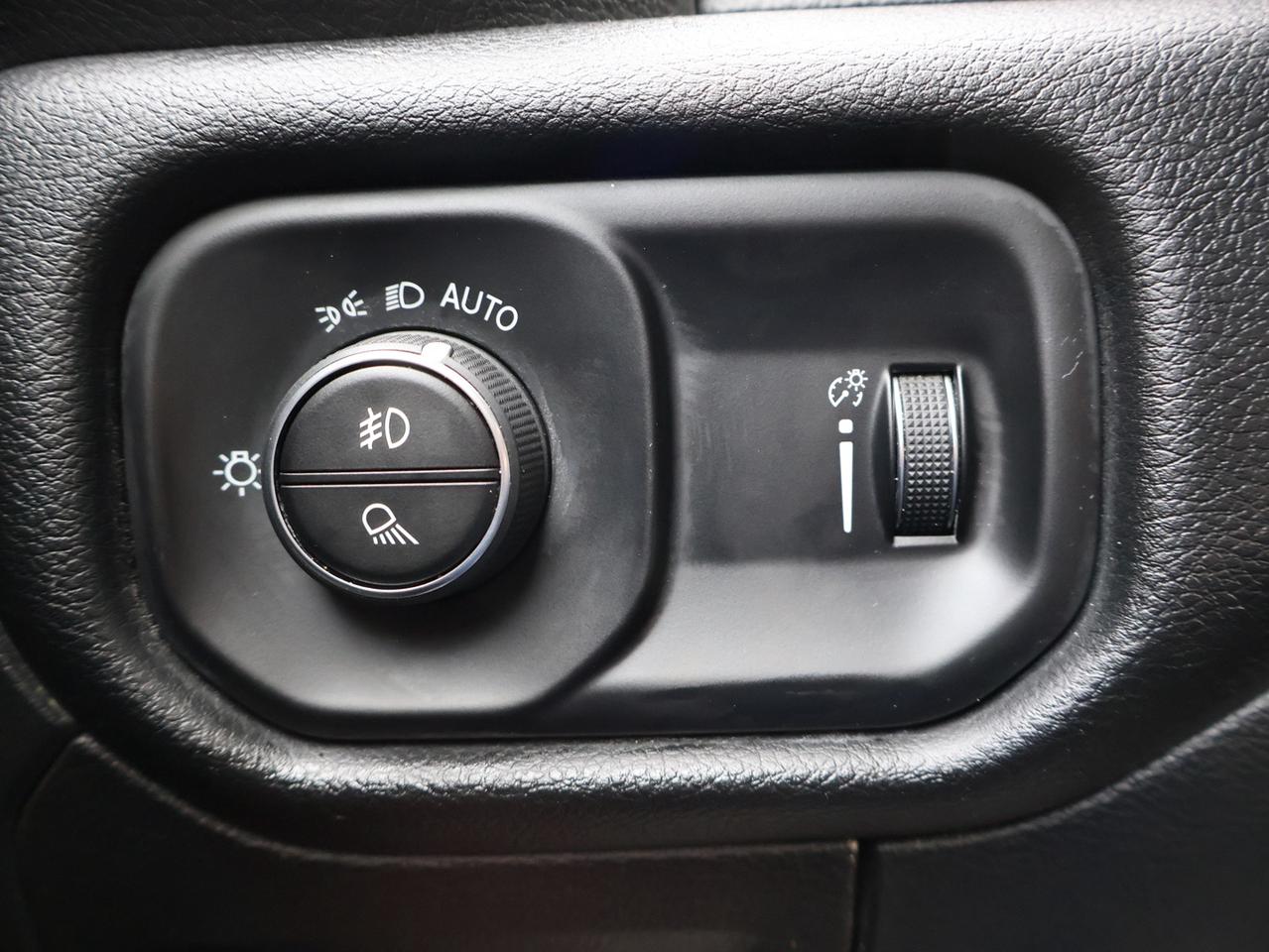 2022 RAM 1500 HEMI SPORT 4WD CREW *SERVICE RECORDS* NAV 360 CAMERA COOL/HEAT LEATHER SENSORS Photo