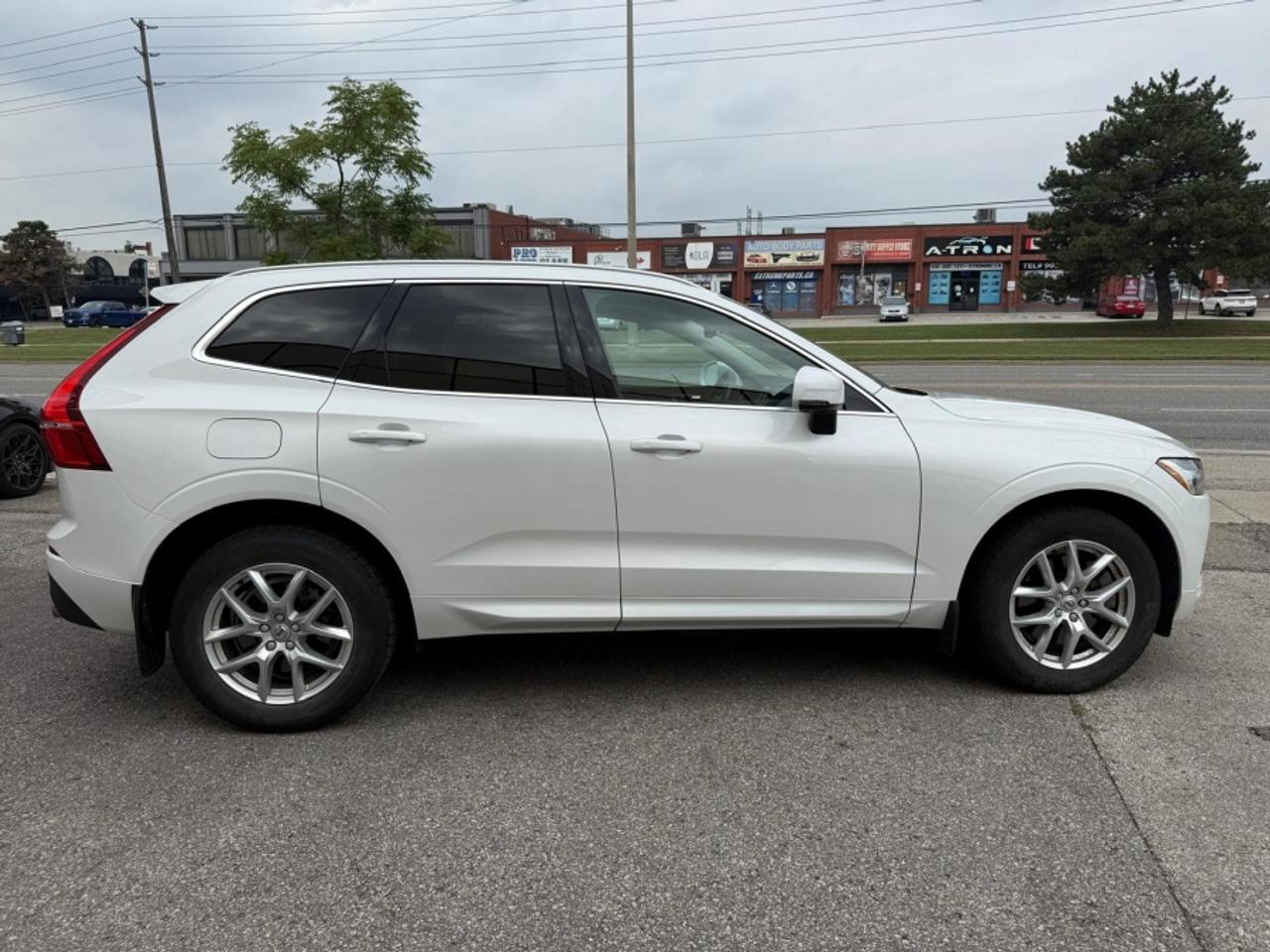 2021 Volvo XC60 T6 MOMENTUM AWD /PANO SUNROOF /NAVI /BLIND SPOT Photo