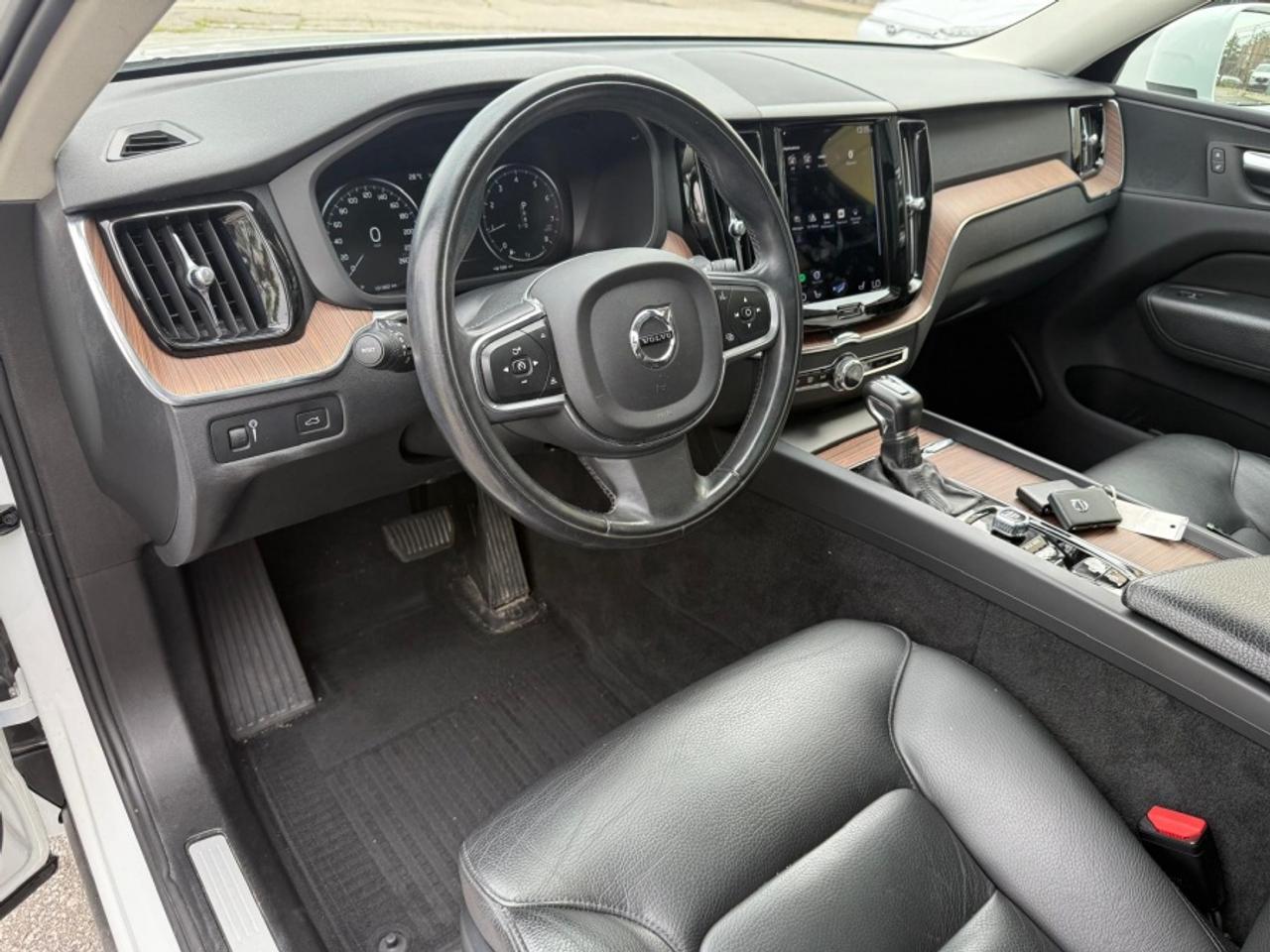 2021 Volvo XC60 T6 MOMENTUM AWD /PANO SUNROOF /NAVI /BLIND SPOT - Photo #12