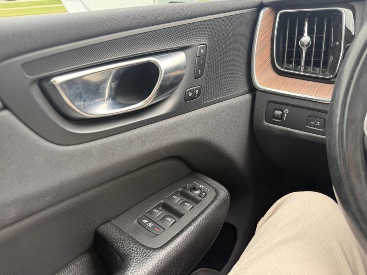 2021 Volvo XC60 T6 MOMENTUM AWD /PANO SUNROOF /NAVI /BLIND SPOT Photo