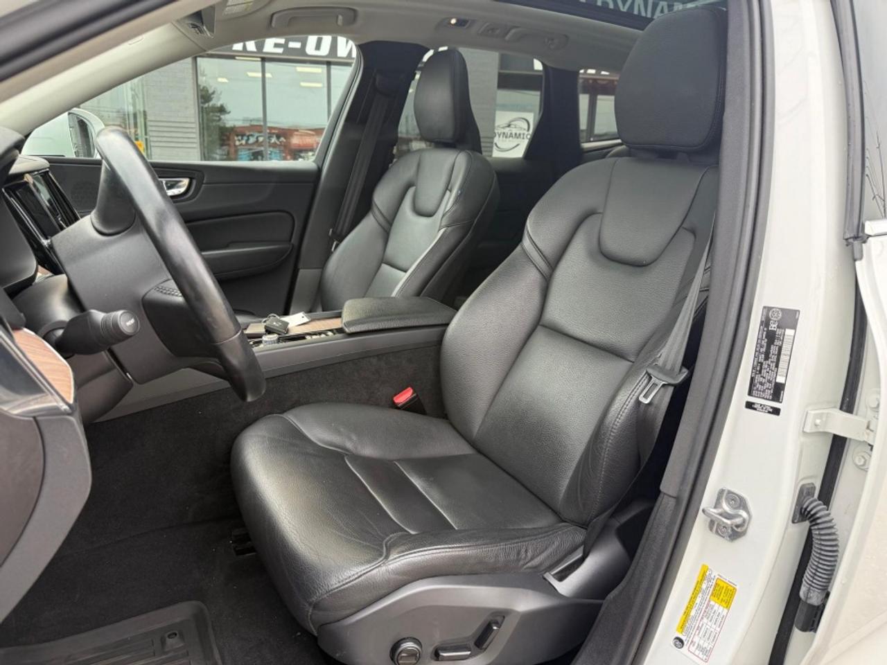 2021 Volvo XC60 T6 MOMENTUM AWD /PANO SUNROOF /NAVI /BLIND SPOT - Photo #11