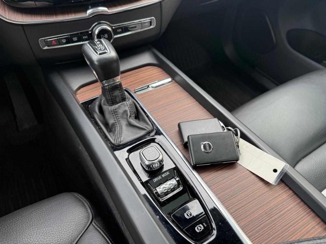 2021 Volvo XC60 T6 MOMENTUM AWD /PANO SUNROOF /NAVI /BLIND SPOT Photo