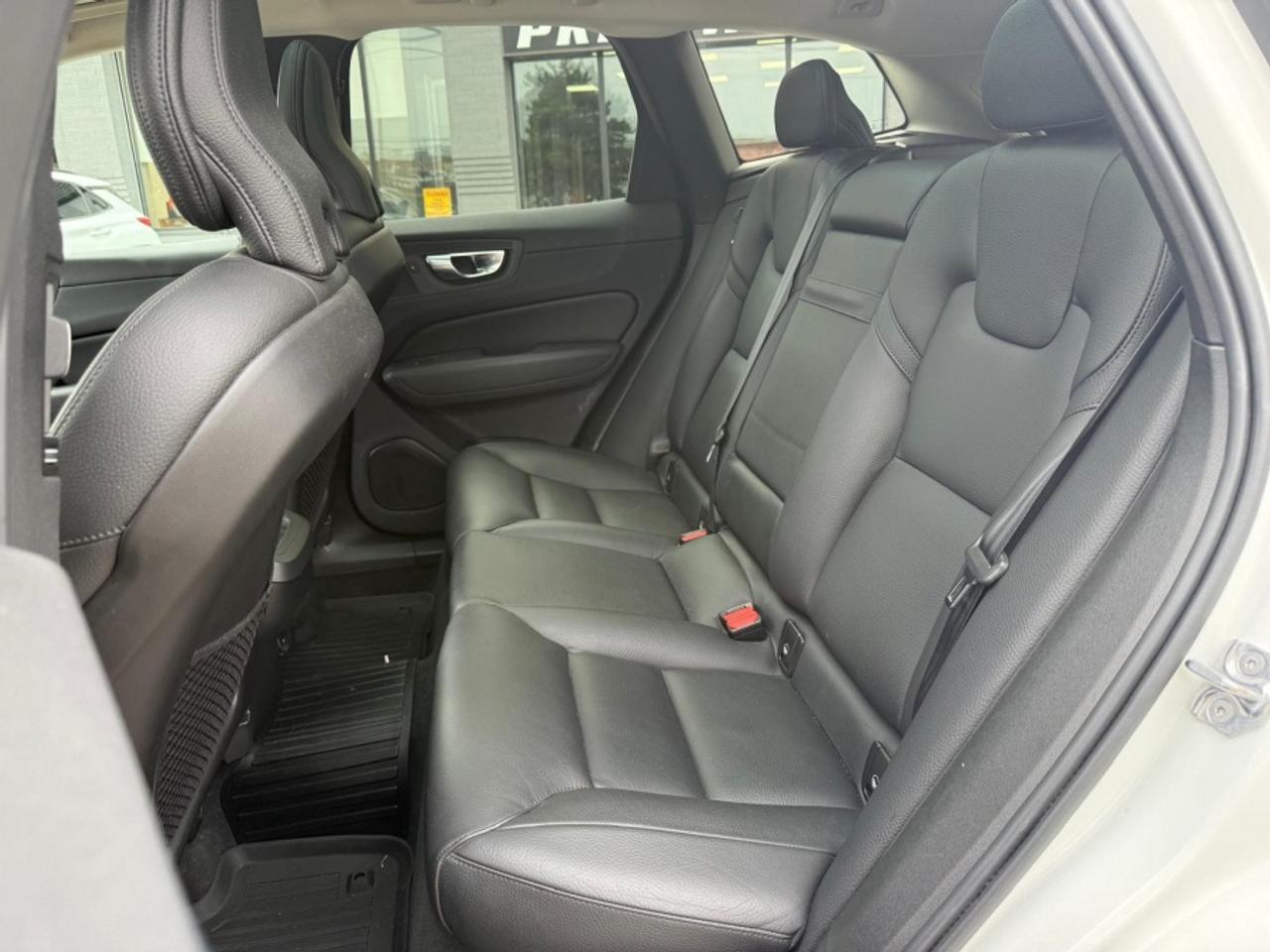 2021 Volvo XC60 T6 MOMENTUM AWD /PANO SUNROOF /NAVI /BLIND SPOT - Photo #20