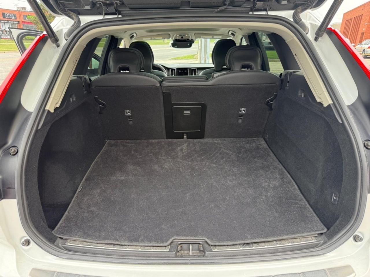 2021 Volvo XC60 T6 MOMENTUM AWD /PANO SUNROOF /NAVI /BLIND SPOT - Photo #21