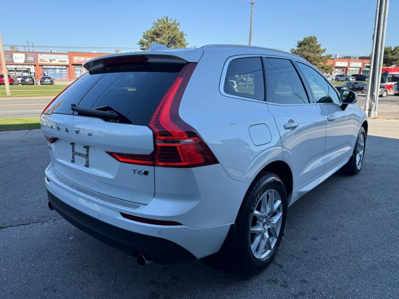 2021 Volvo XC60 T6 MOMENTUM AWD /PANO SUNROOF /NAVI /BLIND SPOT Photo4