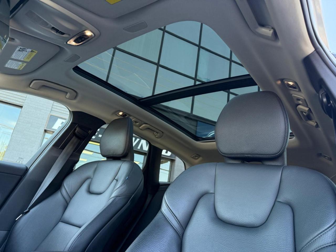 2021 Volvo XC60 T6 MOMENTUM AWD /PANO SUNROOF /NAVI /BLIND SPOT Photo