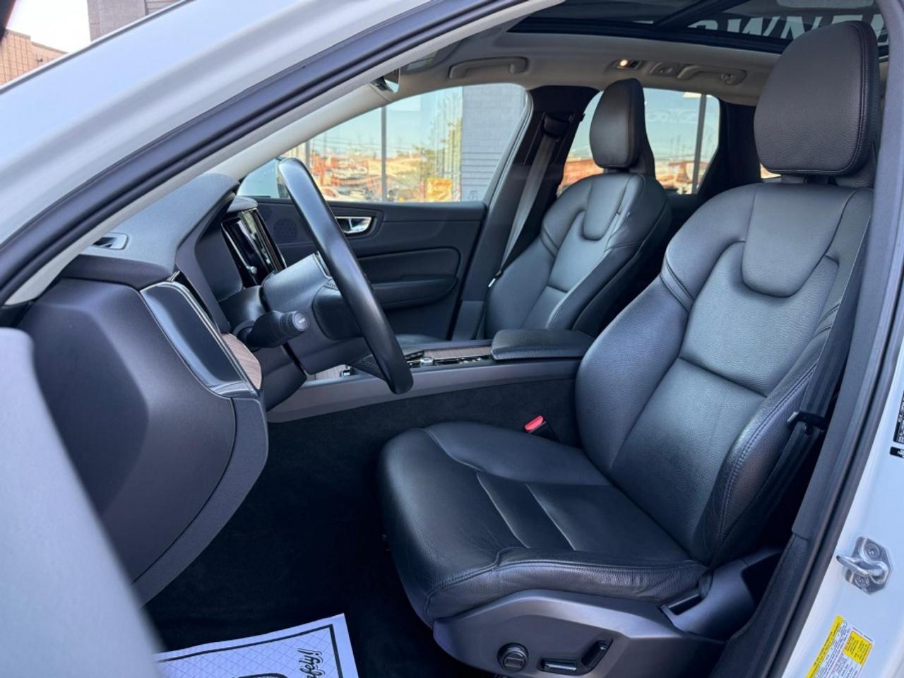 2021 Volvo XC60 T6 MOMENTUM AWD /PANO SUNROOF /NAVI /BLIND SPOT Photo