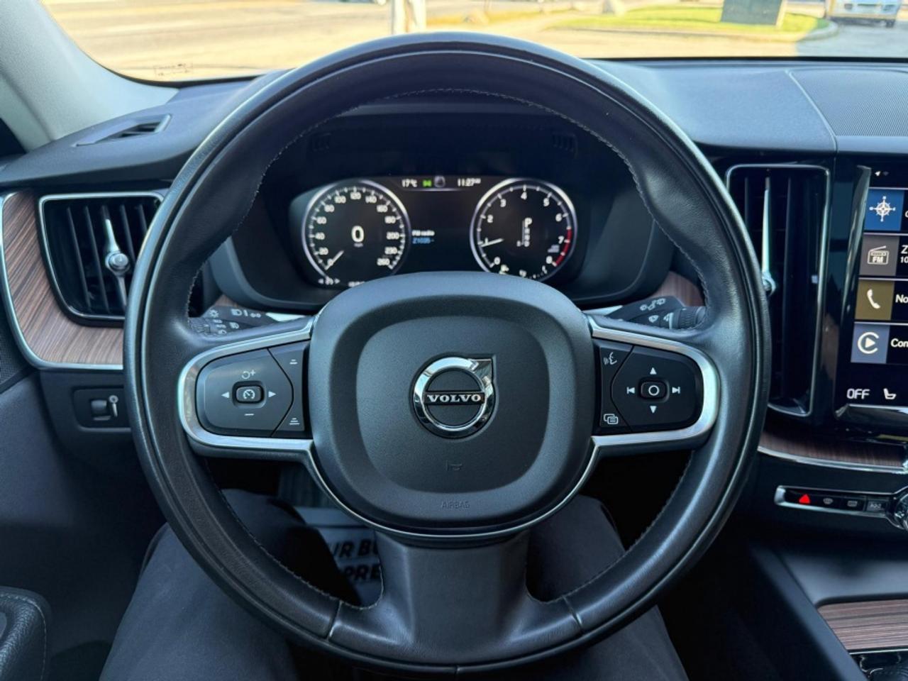 2021 Volvo XC60 T6 MOMENTUM AWD /PANO SUNROOF /NAVI /BLIND SPOT Photo