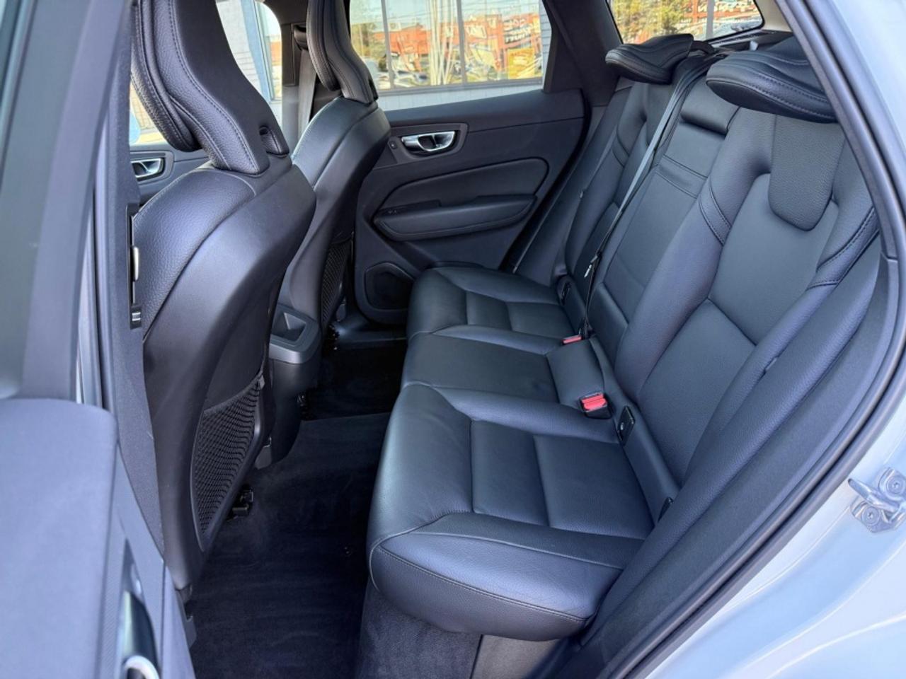 2021 Volvo XC60 T6 MOMENTUM AWD /PANO SUNROOF /NAVI /BLIND SPOT Photo