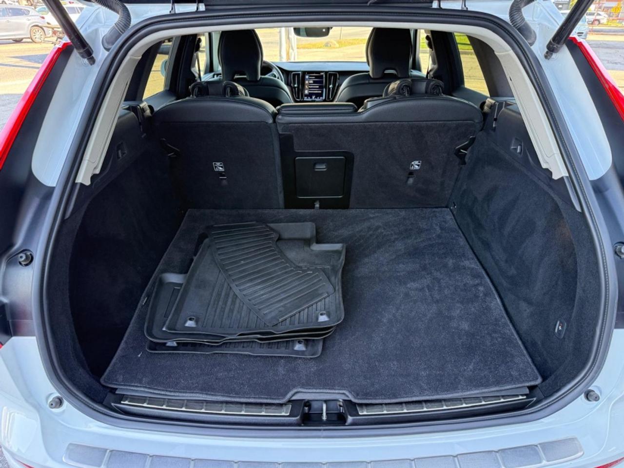 2021 Volvo XC60 T6 MOMENTUM AWD /PANO SUNROOF /NAVI /BLIND SPOT Photo