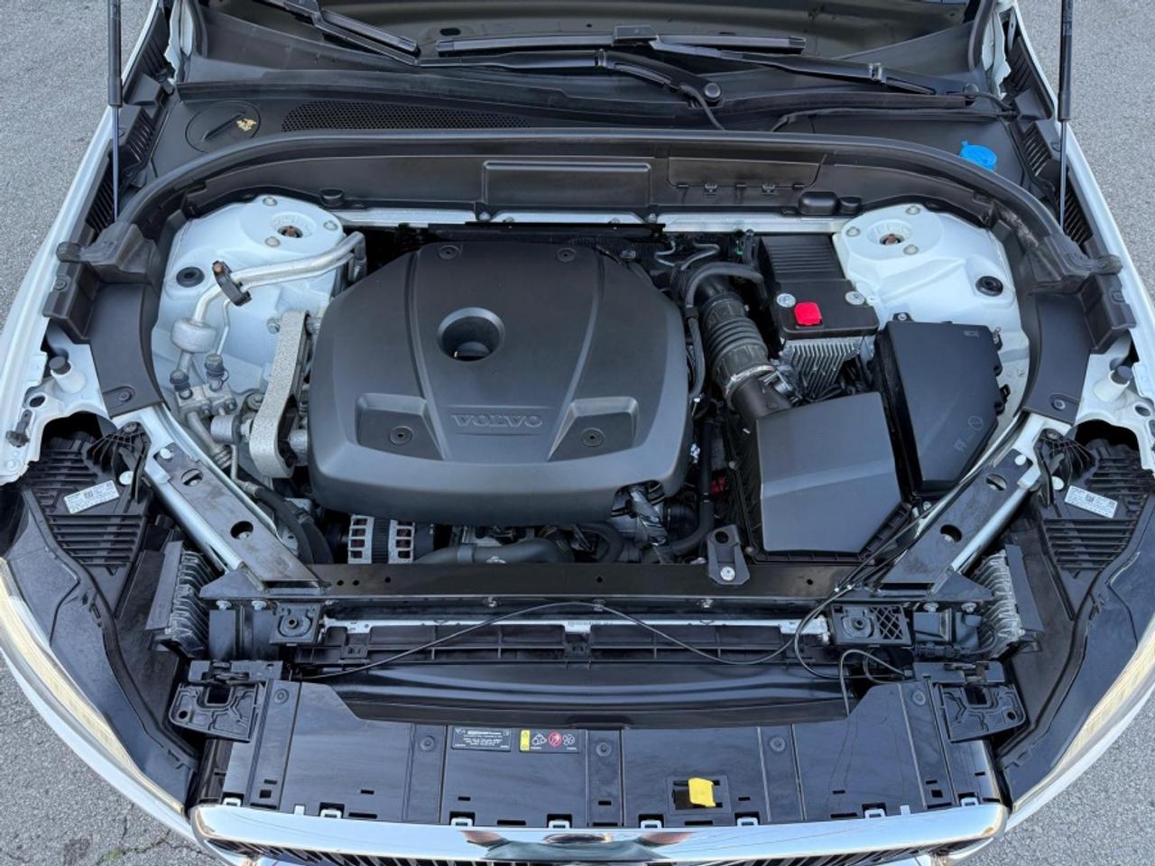 2021 Volvo XC60 T6 MOMENTUM AWD /PANO SUNROOF /NAVI /BLIND SPOT Photo