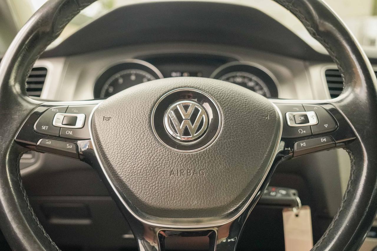 2015 Volkswagen Golf Sportwagen S Photo