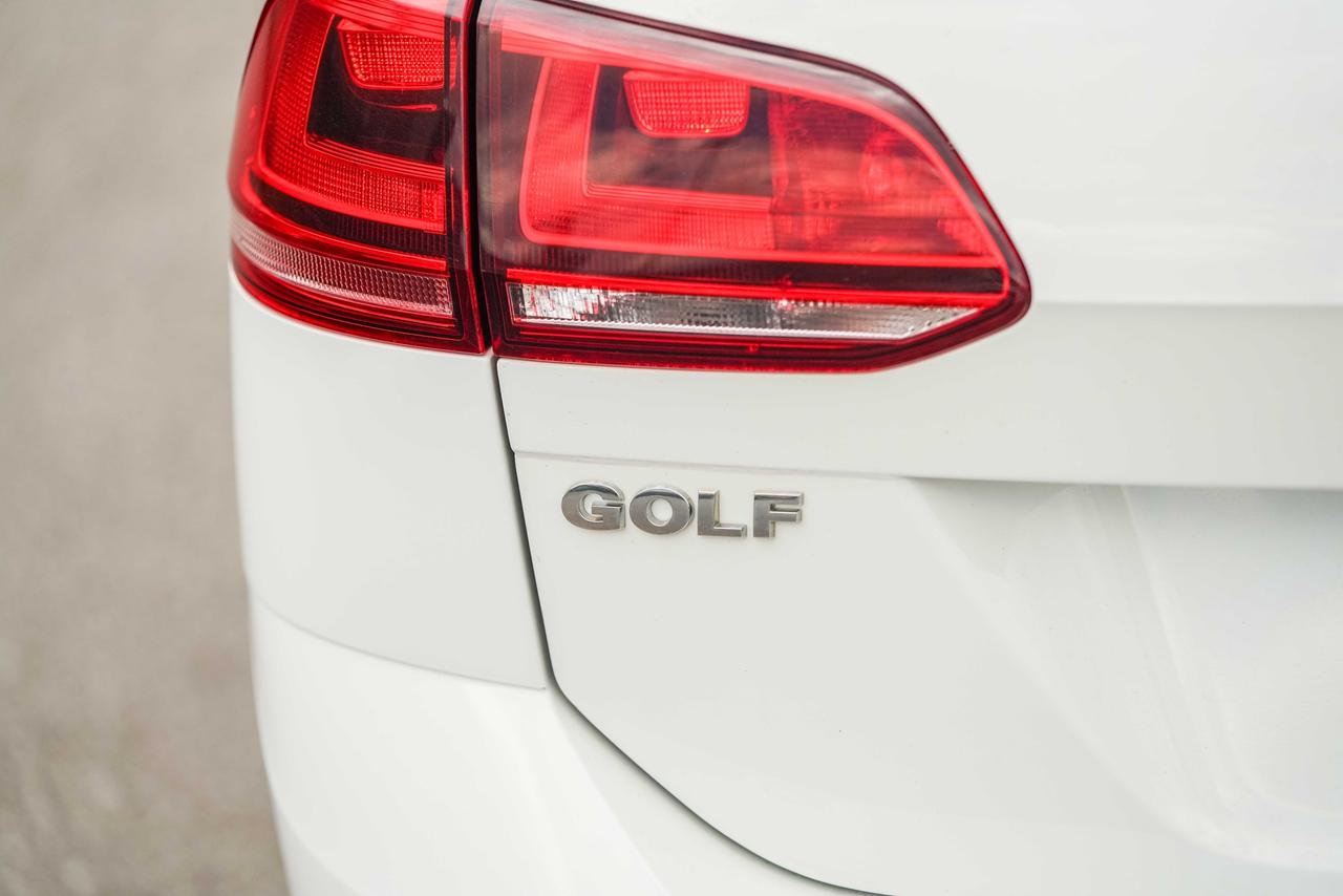 2015 Volkswagen Golf Sportwagen S Photo