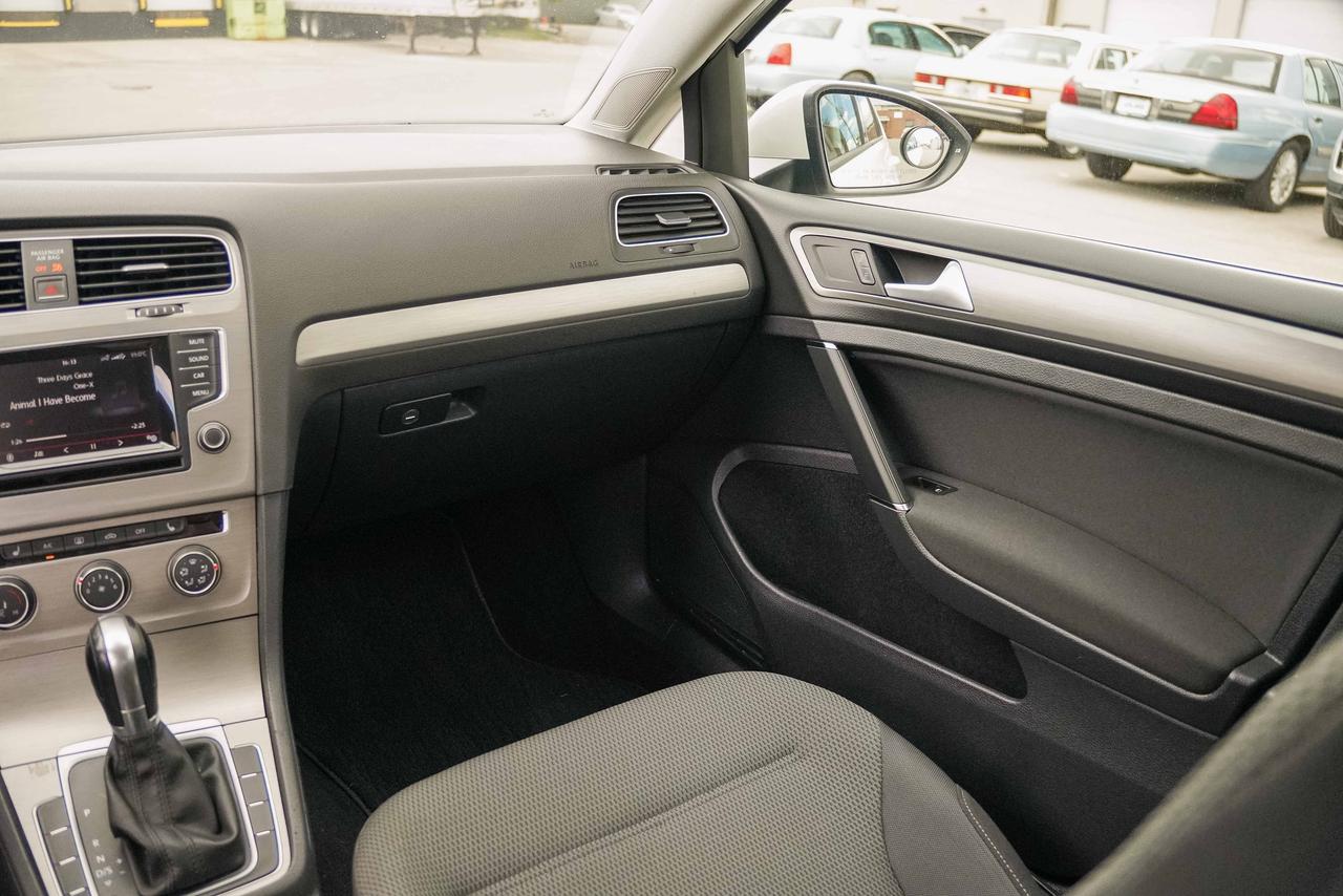 2015 Volkswagen Golf Sportwagen S Photo