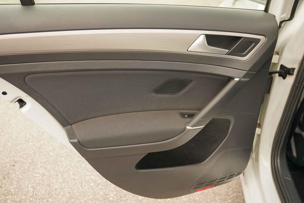 2015 Volkswagen Golf Sportwagen S Photo