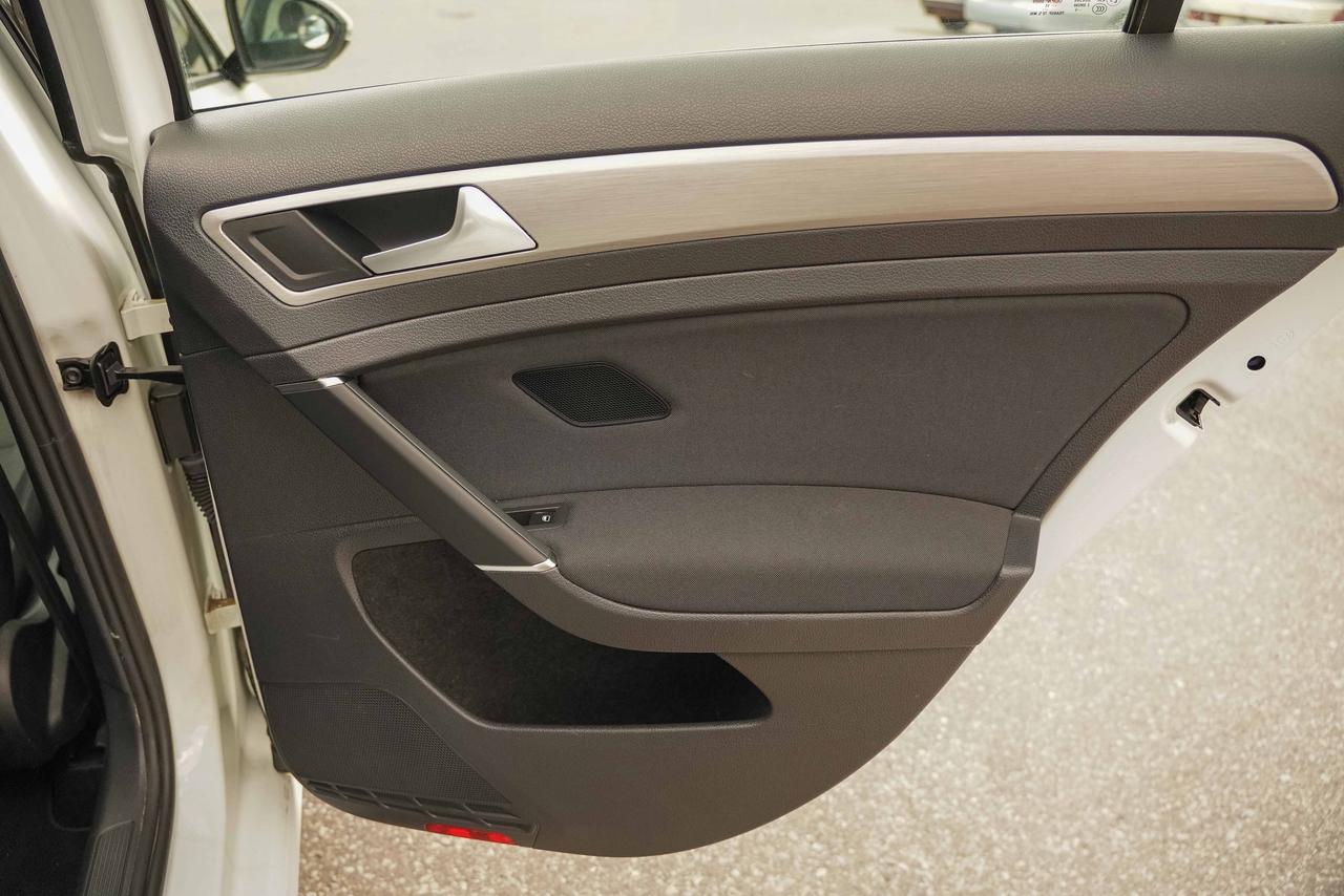 2015 Volkswagen Golf Sportwagen S Photo