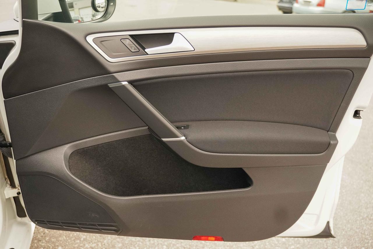 2015 Volkswagen Golf Sportwagen S Photo