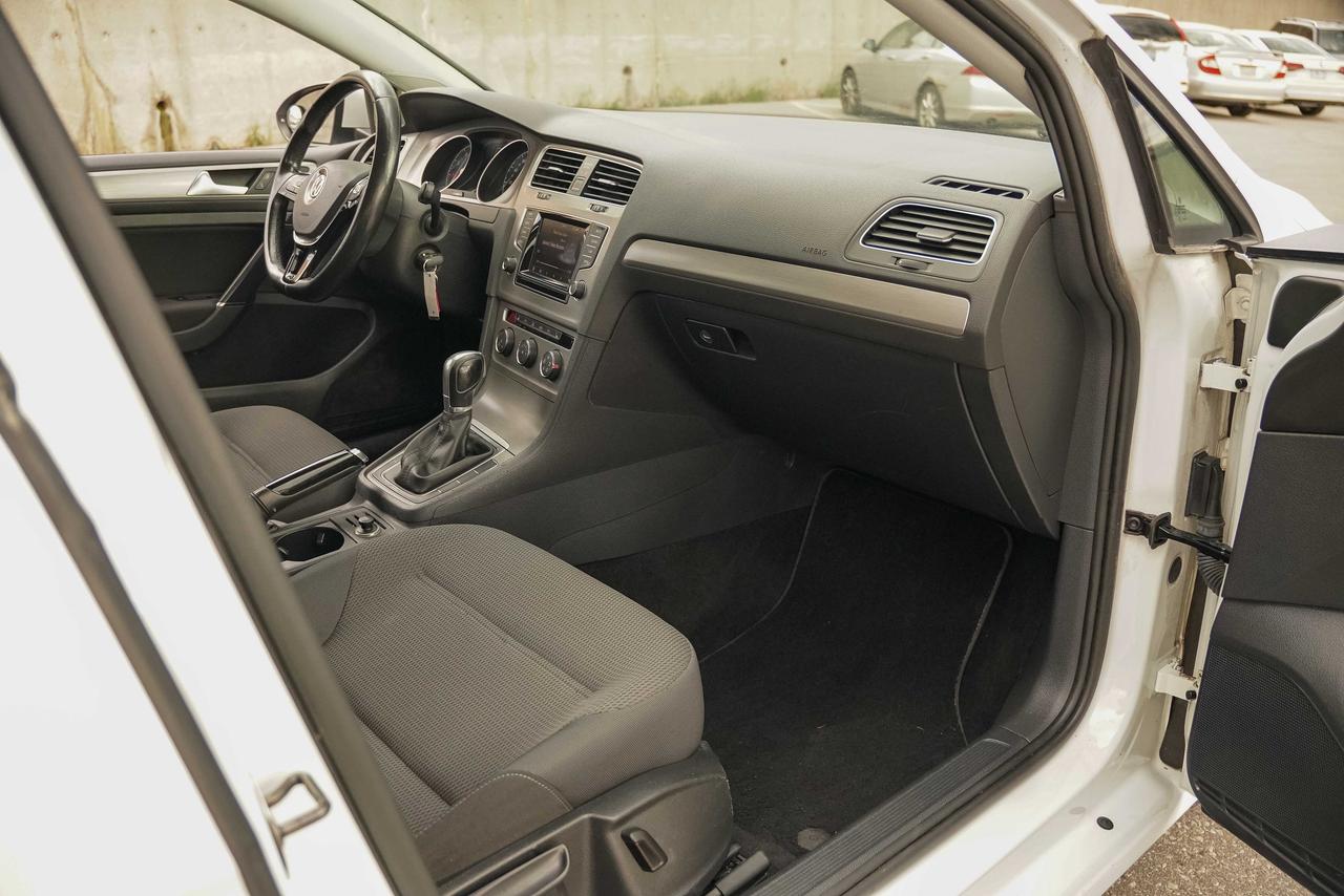 2015 Volkswagen Golf Sportwagen S Photo