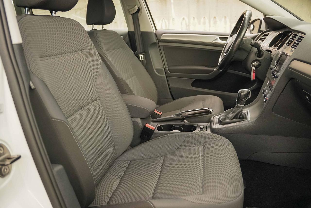 2015 Volkswagen Golf Sportwagen S Photo