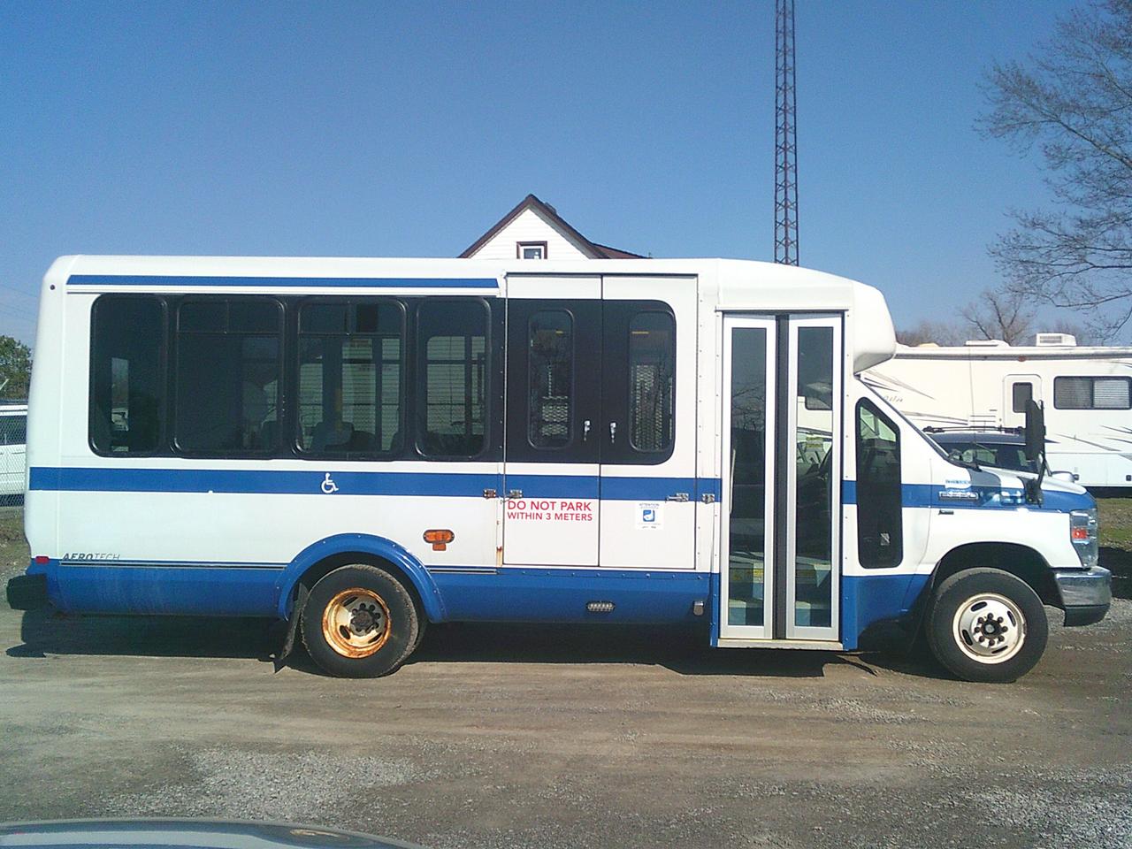 2017 Ford Econoline E-350 Super Duty Bus 158 DRW 7 PASS + WHEELCHAIR - Photo #1