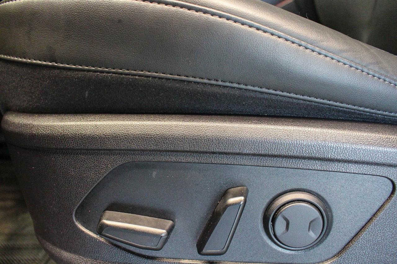 2024 Kia Sorento 2.5T X-Line SECOND ROW CAPTAINS CHAIRS - LEATHER SEATS - HEATED SEATS/STEERING WHEEL Photo