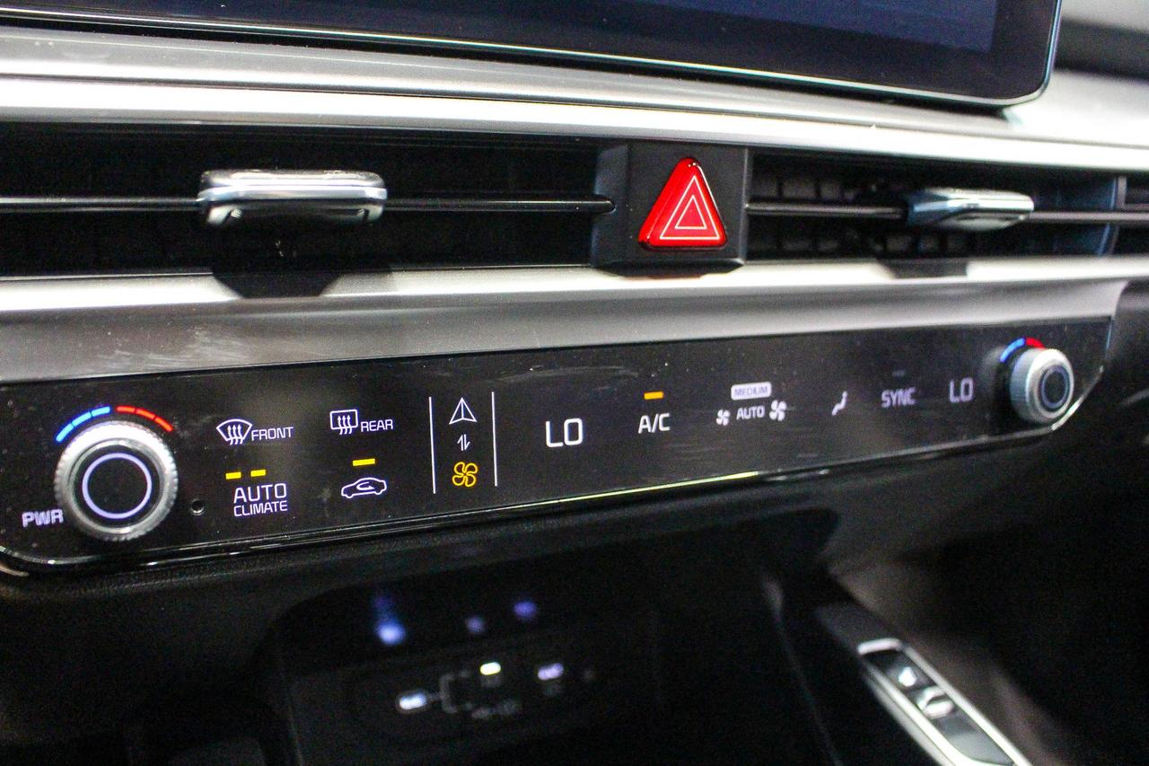 2024 Kia Sorento 2.5T X-Line SECOND ROW CAPTAINS CHAIRS - LEATHER SEATS - HEATED SEATS/STEERING WHEEL Photo
