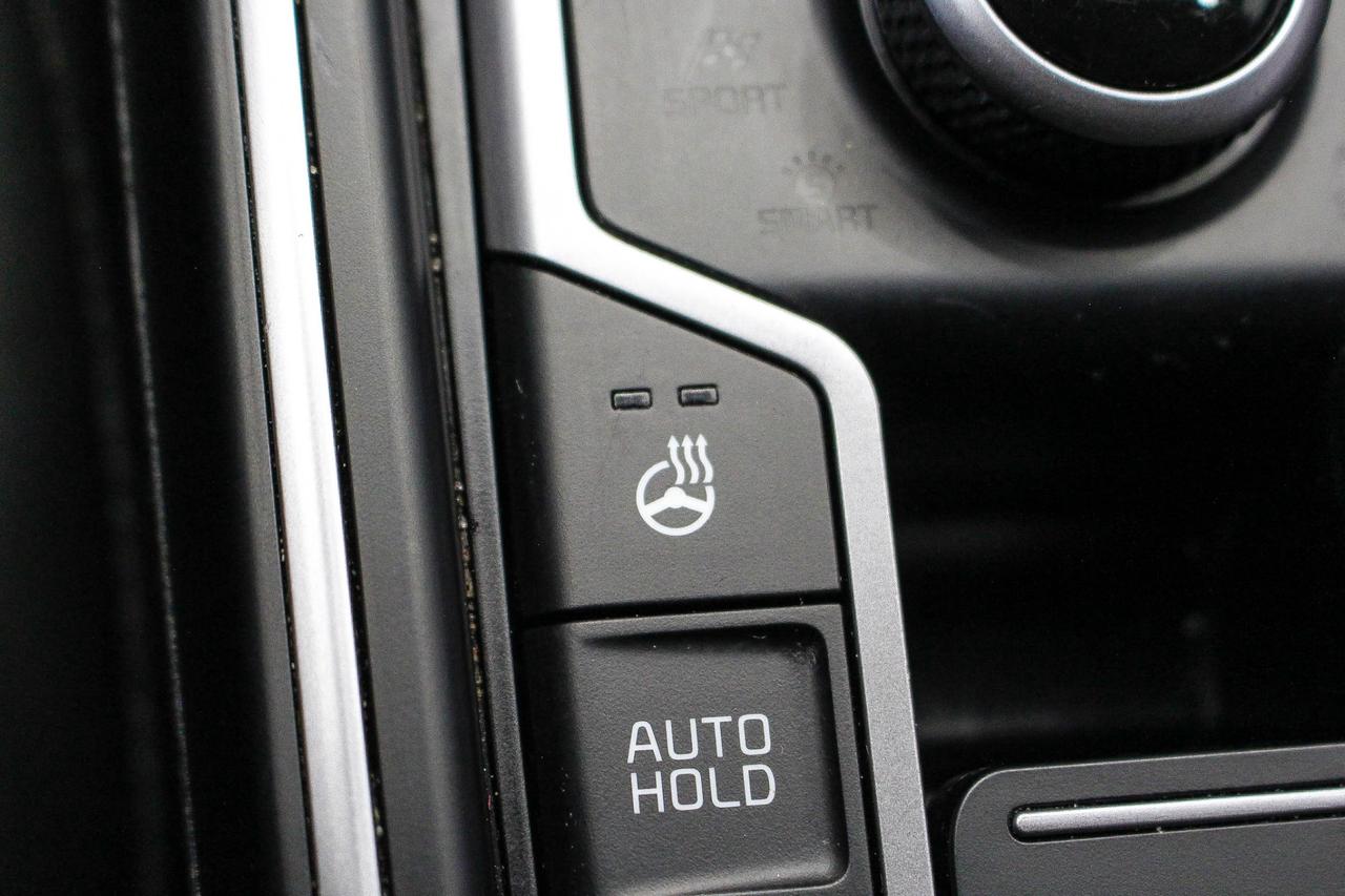 2024 Kia Sorento 2.5T X-Line SECOND ROW CAPTAINS CHAIRS - LEATHER SEATS - HEATED SEATS/STEERING WHEEL Photo