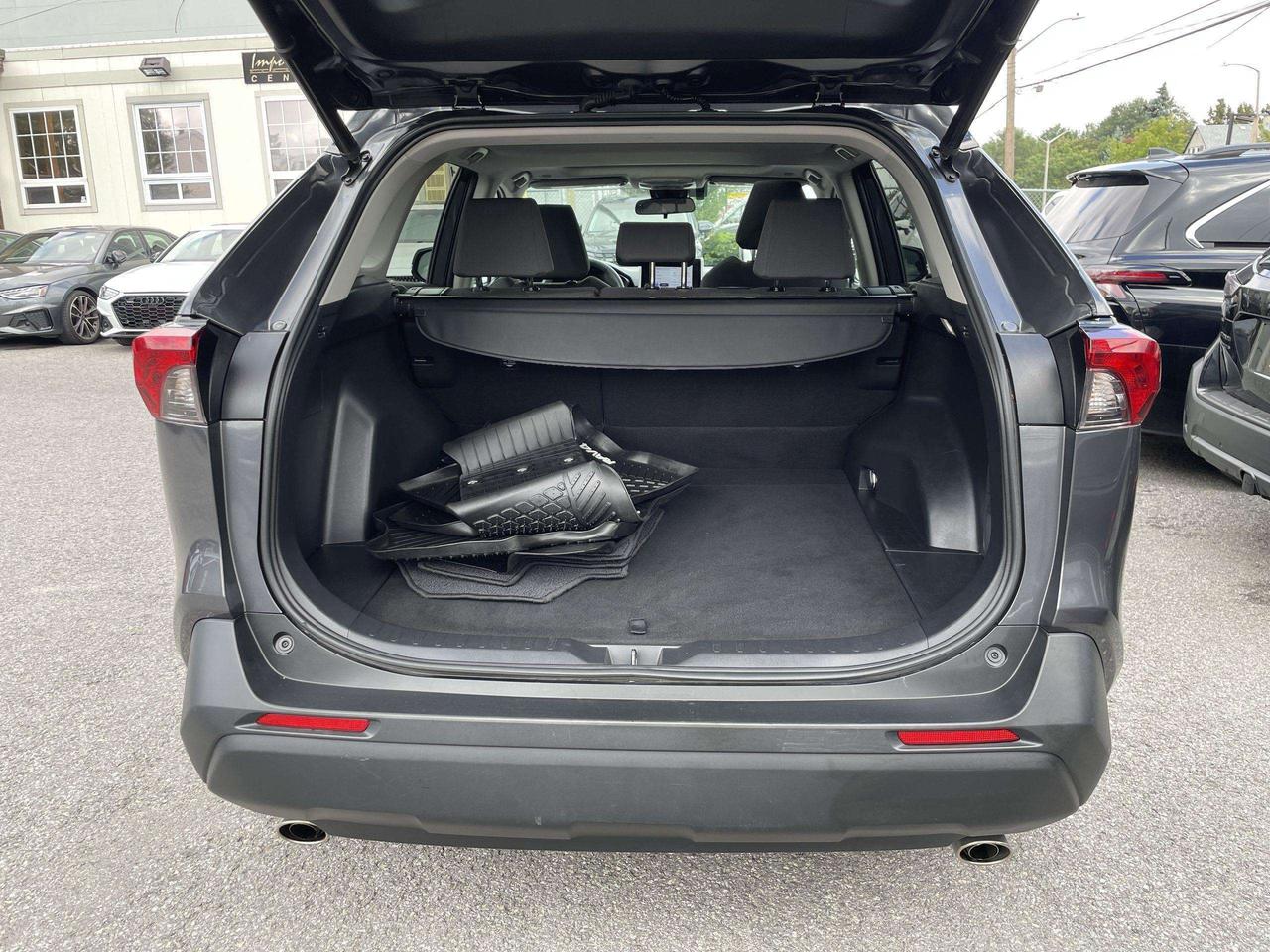 2023 Toyota RAV4 XLE HYBRID, ROOF, HTD. SEATS, BLIS, BK. CAM, ALLOYS Photo