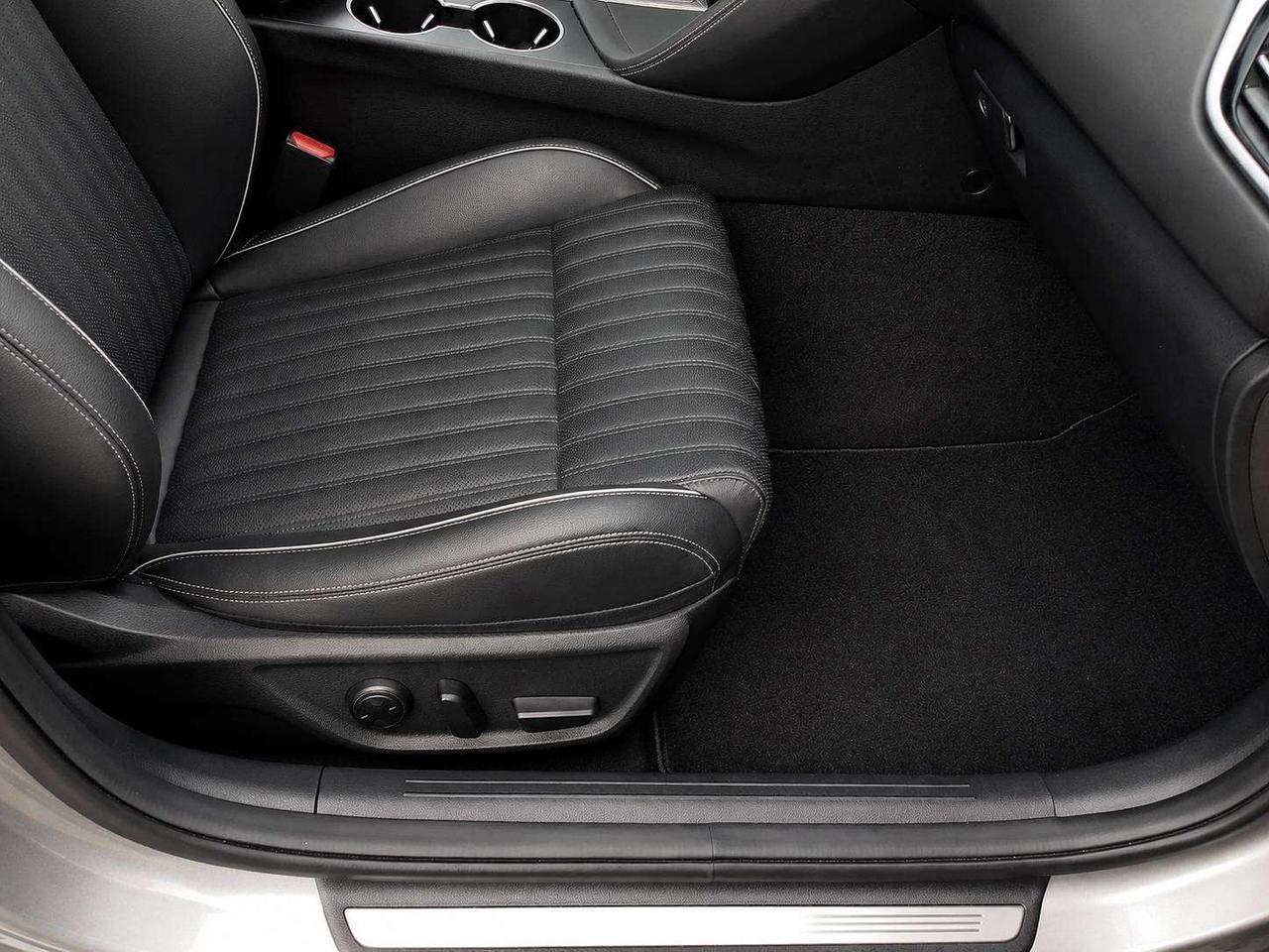 2026 Genesis G70 2.5T Advanced | Vented Leather | Panoroof | AWD Photo