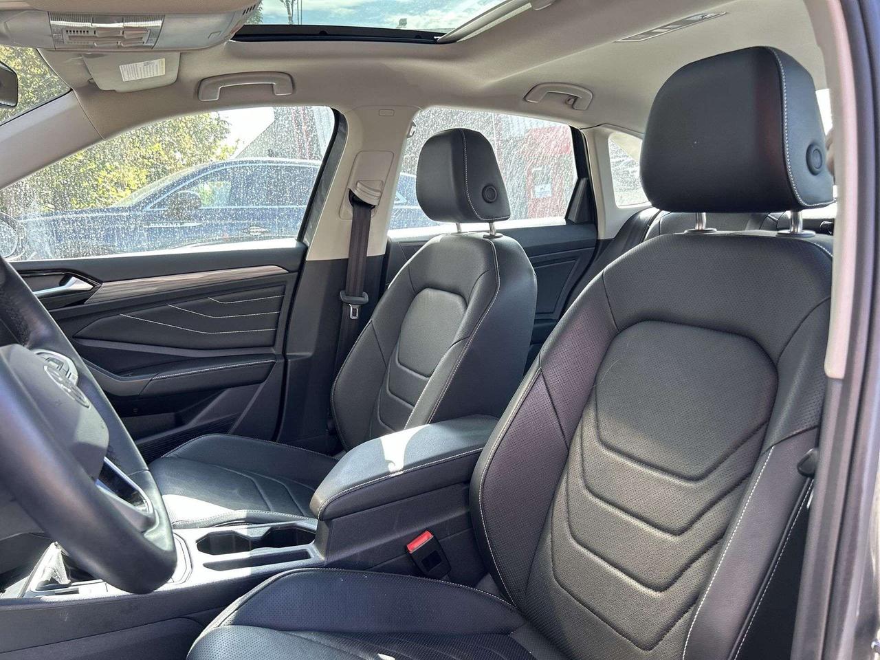2024 Volkswagen Jetta HIGHLINE | LOW KMS!! | LEATHER | SUNROOF | CARPLAY Photo