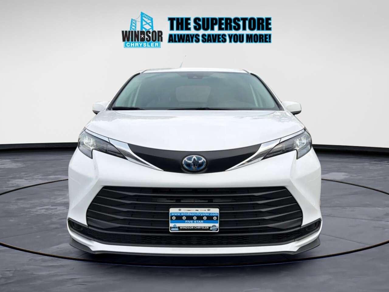 2025 Toyota Sienna LE 8-Passenger AWD Photo