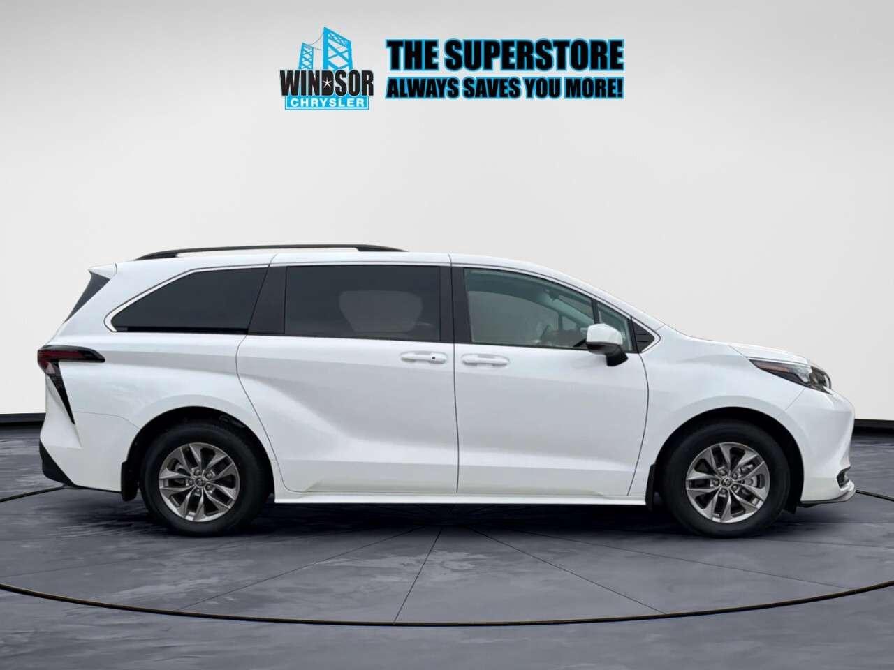 2025 Toyota Sienna LE 8-Passenger AWD Photo3