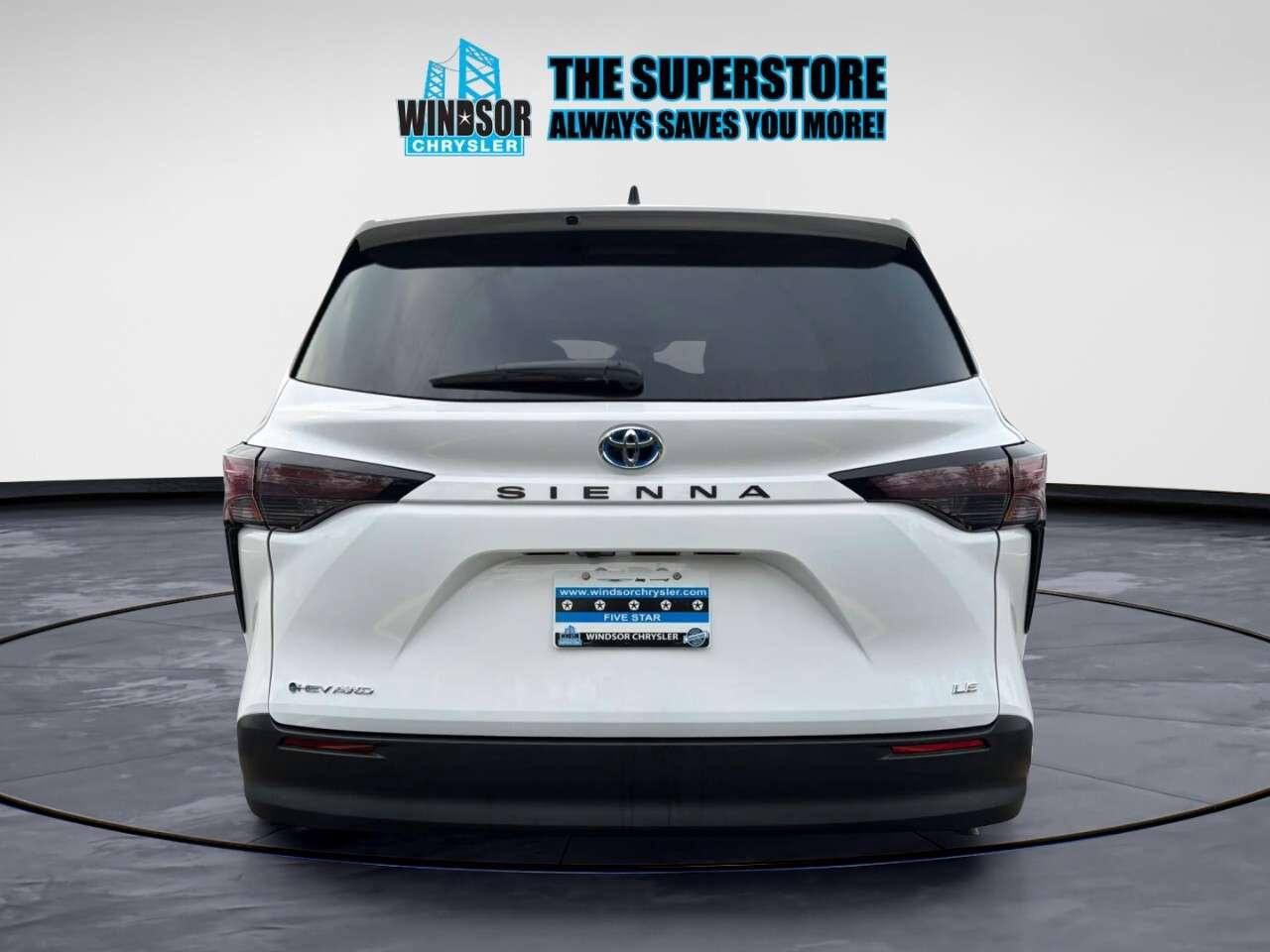2025 Toyota Sienna LE 8-Passenger AWD Photo